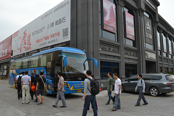 91短视频在线观看陶员工乘大巴出发前往清远