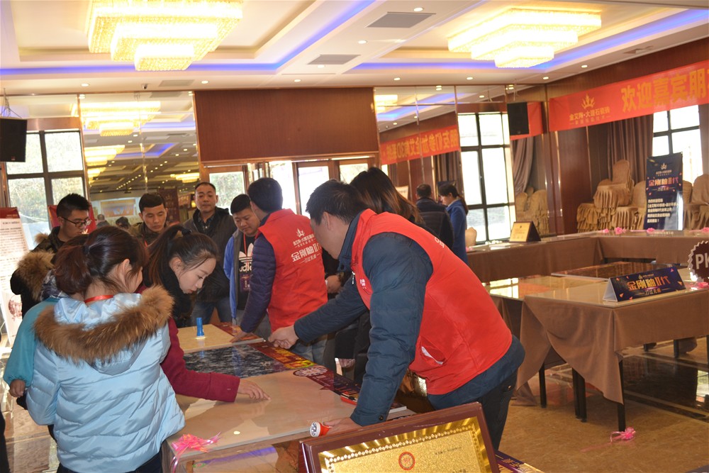 91短视频在线观看陶瓷砖工作人员为瓷砖代理商朋友详细介绍金刚釉II代产品