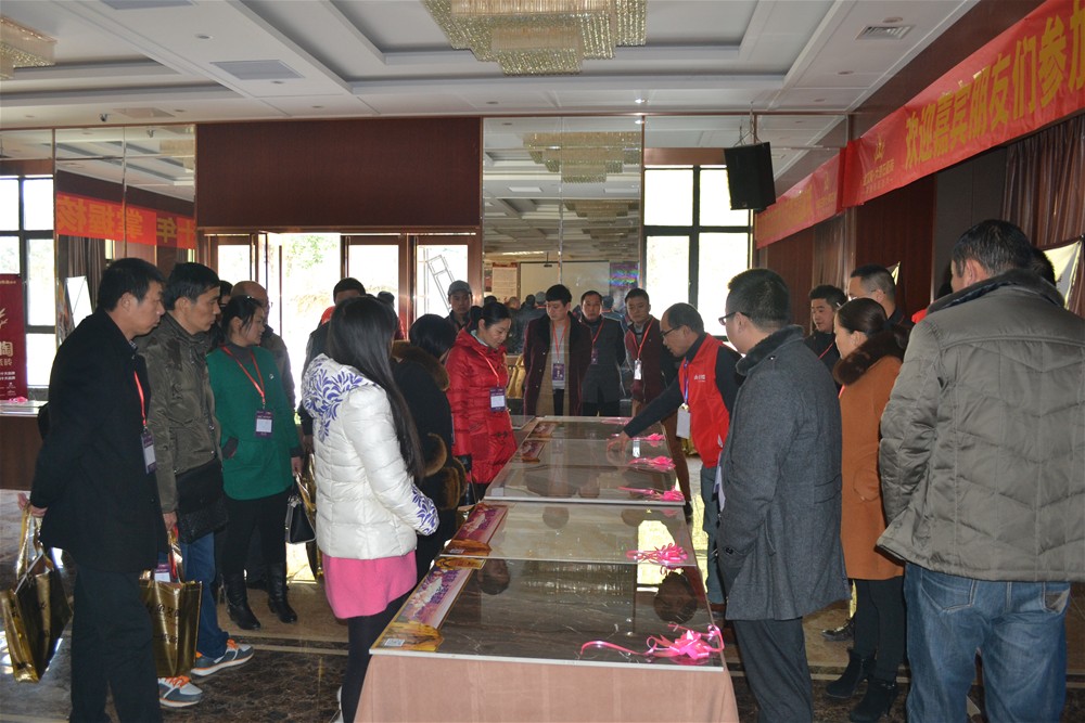 91短视频在线观看陶瓷砖工作人员为瓷砖代理商朋友详细介绍金刚釉II代产品