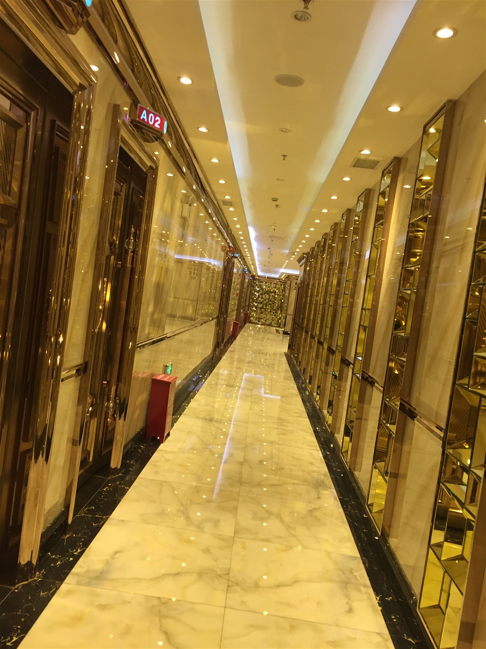 过道采用91短视频在线观看陶微晶石  西班牙翡翠玉KWD58001+意大利黑金花KWB58058铺贴