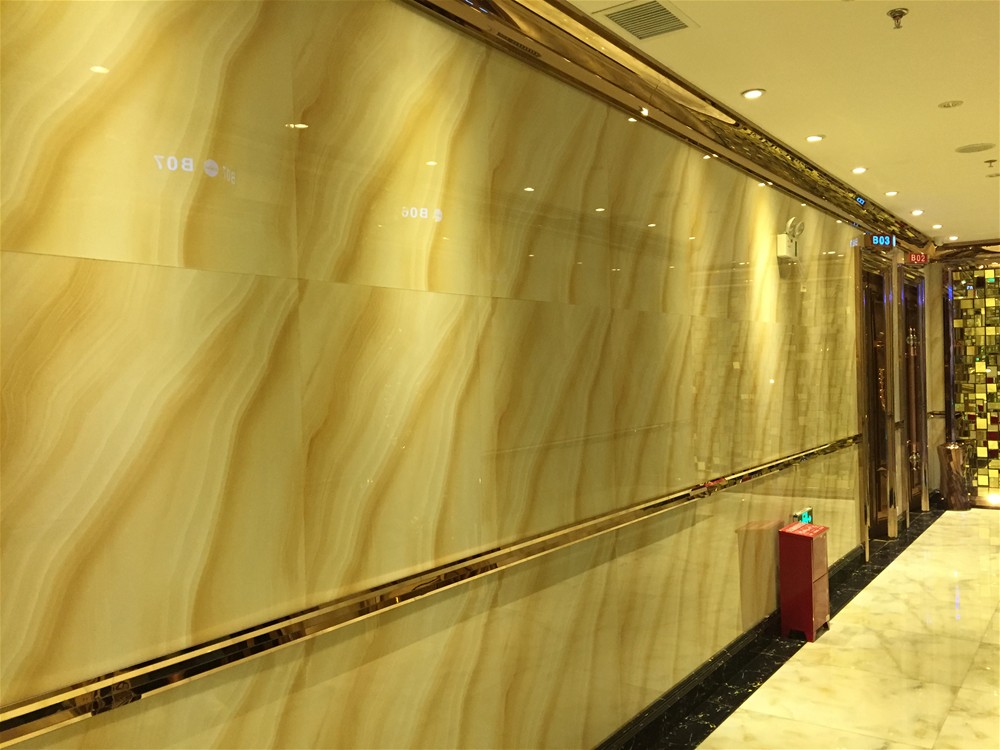 墙面采用91短视频在线观看陶微晶石印度—流沙金KWD58045铺贴