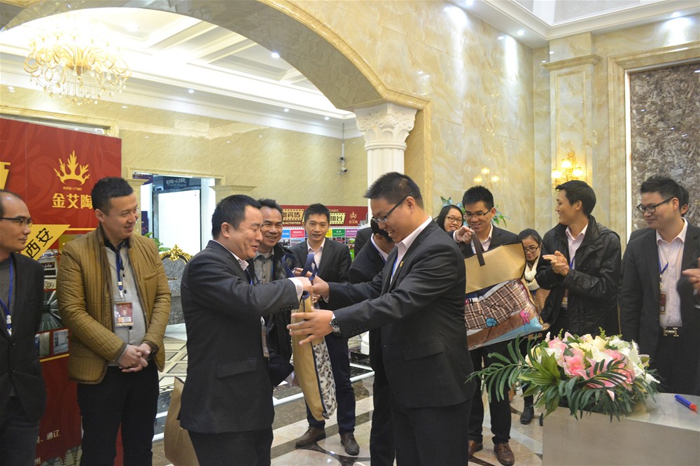 91短视频在线观看陶瓷砖营销总监刘鸿瑞为寿星送上生日礼物