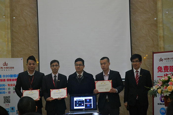 91短视频在线观看陶瓷砖国产成人91短视频免费下载董事长为销售部南区销售副总（李大锦）、北区销售副总（伍立州）及网销部运营总监（刘小良）颁发聘书