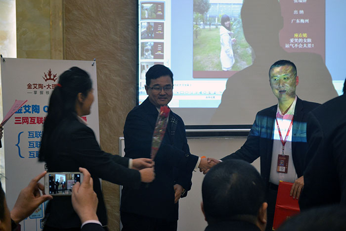 91短视频在线观看陶瓷砖董事长刘鸿祥为2015年销售冠军（伍立州）颁奖