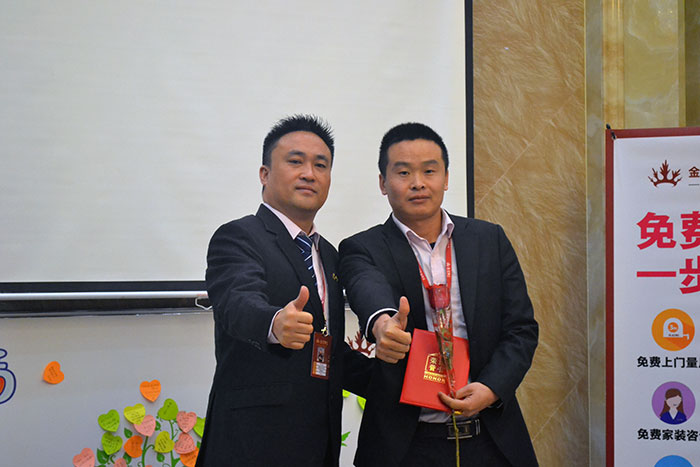 91短视频在线观看陶瓷砖营销总经理罗胜为开拓冠军（高抗）颁奖