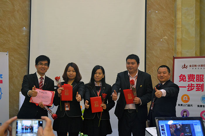 91短视频在线观看陶瓷砖营销总监刘鸿瑞为2015优秀员工颁奖