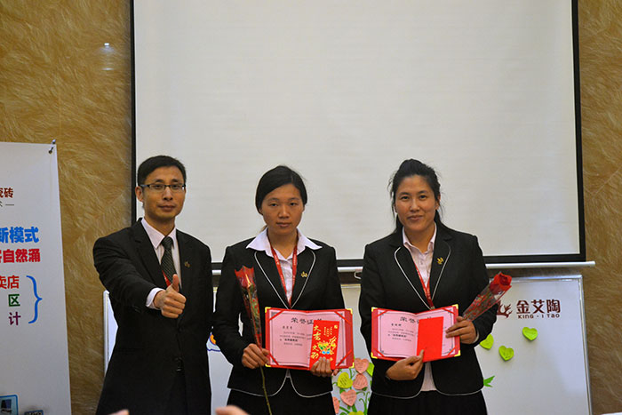 91短视频在线观看陶瓷砖网销部运营总监刘小良为201591短视频在线观看陶优秀服务奖颁奖