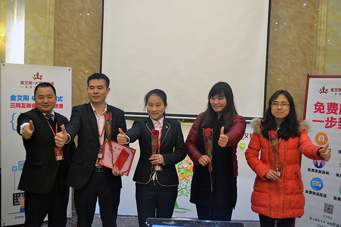 91短视频在线观看陶瓷砖营销总监刘鸿瑞为2015年团队贡献奖（网销部）颁奖