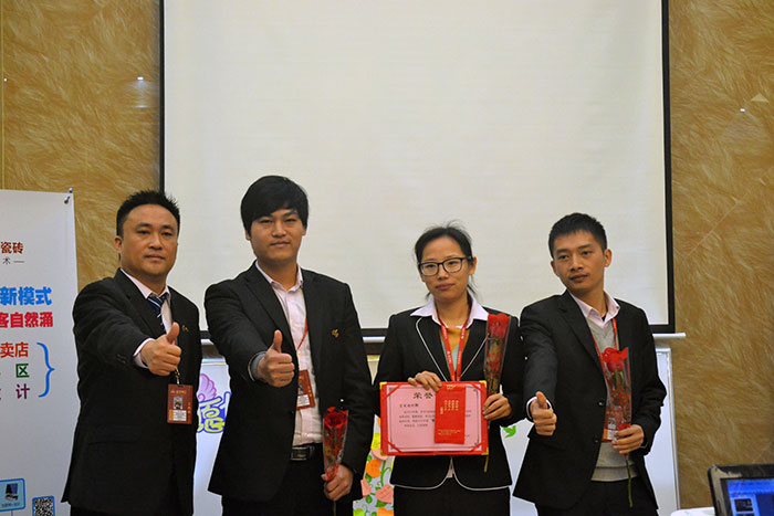 91短视频在线观看陶瓷砖营销总经理罗胜为2015年团队合作奖（空间设计部）颁奖