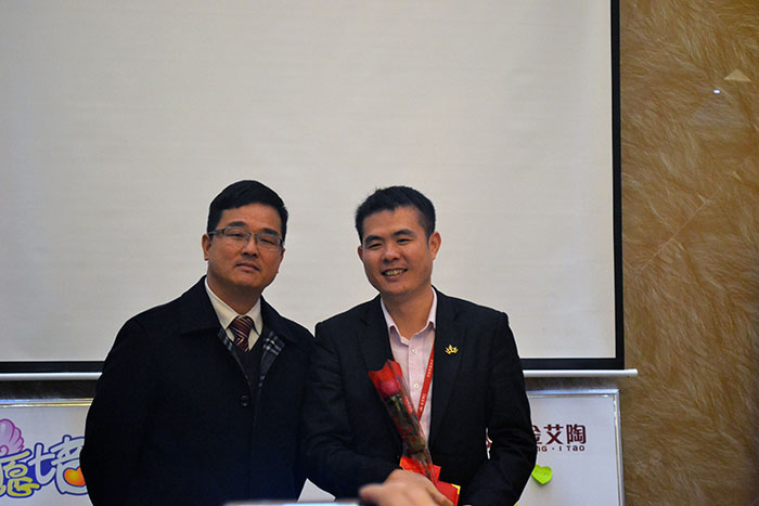 91短视频在线观看陶瓷砖董事长刘鸿祥为2015年董事长特别奖（王宏城）颁奖