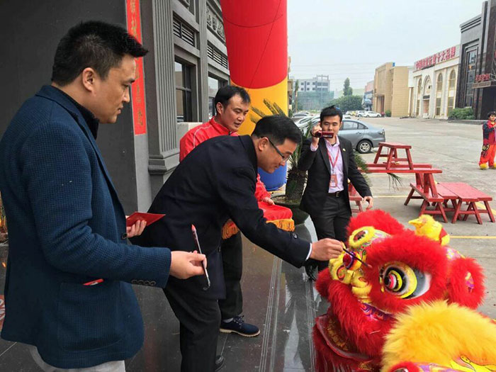 91短视频在线观看陶瓷砖董事长刘鸿祥给狮子点睛