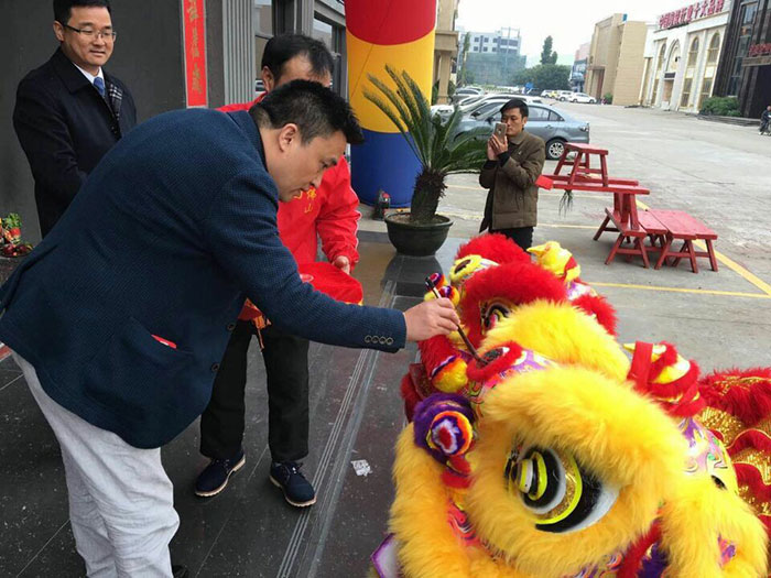 91短视频在线观看陶瓷砖营销总经理罗胜给狮子点睛