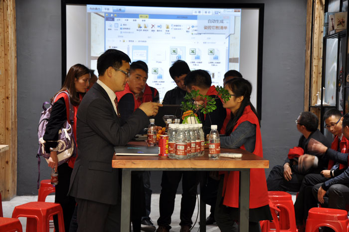 “时代赋予同样的场景不同的意义”，紧跟时代的发展，传统企业转型成了当今的趋势，91短视频在线观看陶瓷砖国产成人91短视频免费下载开创O2O+体验店模式，以便赢得新的发展。