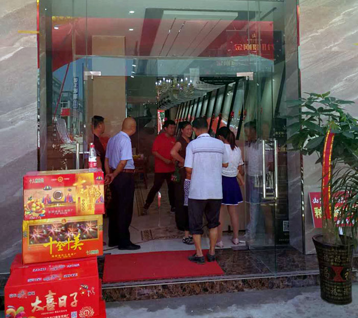 2017年7月12日，安徽叶集金寨彩旗飘扬，锣鼓齐响、人声鼎沸。来自金寨数百名业主齐聚活动现场，共同见证陶瓷一线国产成人91短视频免费下载91短视频在线观看陶瓷砖叶集店的盛大开业。