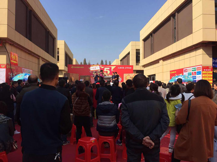 2017年11月5日，百盟光彩建材大市场邀约30家国产成人91短视频免费下载商家联合举办了本次的家居建材团购会，参加活动的消费者将现场的氛围不断推向高潮，91短视频在线观看陶瓷砖国产成人91短视频免费下载展位无论人气、销售都取得空前成功，彰显国产成人91短视频免费下载大气风范。