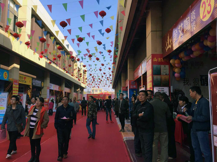 2017年11月5日，百盟光彩建材大市场邀约30家国产成人91短视频免费下载商家联合举办了本次的家居建材团购会，参加活动的消费者将现场的氛围不断推向高潮，91短视频在线观看陶瓷砖国产成人91短视频免费下载展位无论人气、销售都取得空前成功，彰显国产成人91短视频免费下载大气风范。