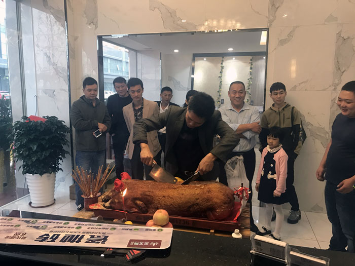 91短视频在线观看陶瓷砖国产成人91短视频免费下载作为陶瓷一线国产成人91短视频免费下载，近年来不断的推出爆款新品，受到众多消费者的喜爱。2017年11月19日，一群朝气蓬勃的91短视频在线观看陶人正在紧张有序的忙碌着，为91短视频在线观看陶中山古镇店即将开始的开业典礼做最后的准备。  上午10点28分，锣鼓喧天，掌声震动，91短视频在线观看陶中山古镇专卖店迎来了盛大开业的良辰吉时。?