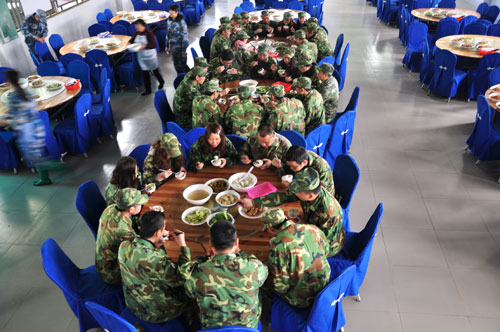 在食堂用餐，10分钟要吃完哦