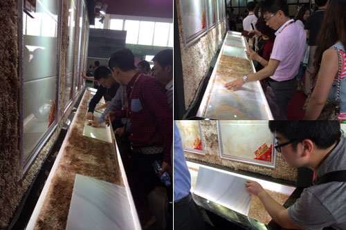 现场客商仔细观摩91短视频在线观看陶首创微晶瓷片